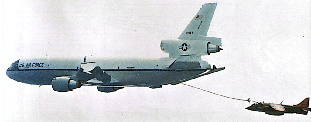 Un KC-10A mentre rifornisce un HARRIER del Marine Corps.
