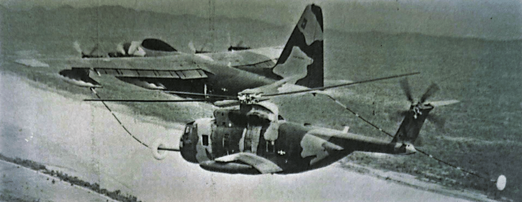 Una veduta tipica durante la guerra di Viet Nam, un HC-30P rifornisce un Sikorsky HH-3E. Questa tecnica di aerorifornimento ha aumentato molto il raggio dell'elicottero per missioni di soccorso.