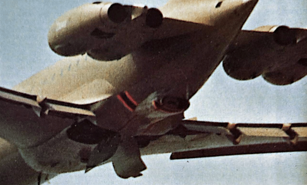 La veduta posteriore del VC 10 KMk 2 mostra il sistema di rifornimento dietro i portelli del carrello d'atterraggio.