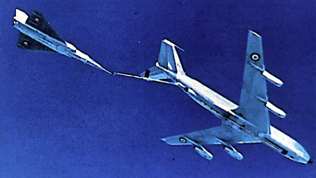 Un KC-135F dell'Armee de l'Air rifornisce un bombardiere MIRAGE IV. Gli 11 KC-135F dell'Armee de l'Air saranno modificati con i nuovi motori CFM 56.