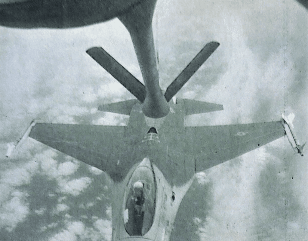 Un aereo da combattimento F-16 dell'USAF s'avvicina a un KC-135 STRATOTANKER per essere rifornito di carburante durante un volo di 4,350 miglia attraverso gli Stati Uniti.