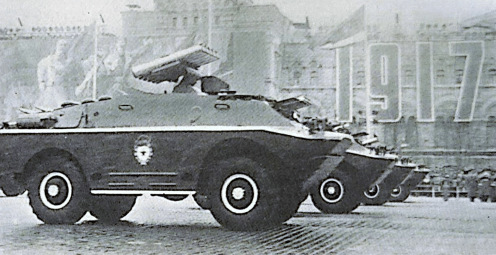BRDM-2 con missili controcarro AT-5 SPANDREL, ripresi durante una parata a Mosca. Il BRDM è il veicolo da scoperta standard dell'esercito sovietico.