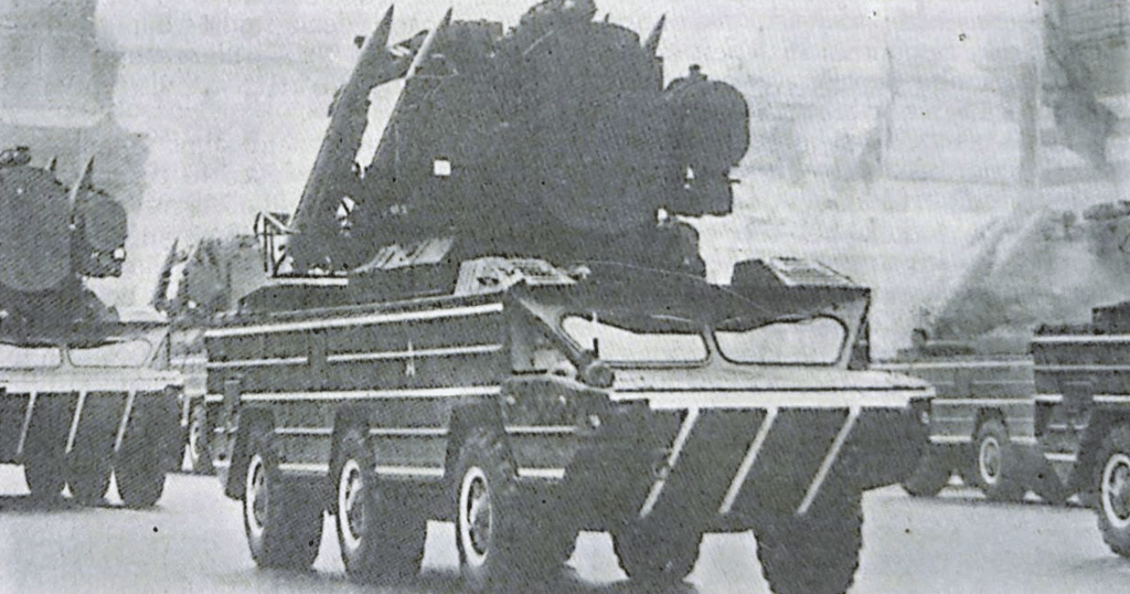 Missili superficie-aria a bassa quota GECKO, con il radar di scoperta alzato. Sono aerostrasportabili da aerei AN-22 e IL-76.