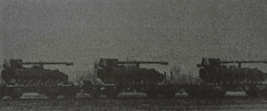 Nuovi semoventi da 152mm fotografati su un pianale. Hanno un cannone da 152 mm a canna lunga e sono senza torretta.
