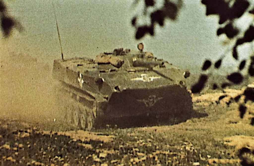 Versione accorciata del BMP, l'aerotrasportabile BMD, arma standard con le unità di paracadutisti, è qui ripreso in velocità su terreno accidentato.