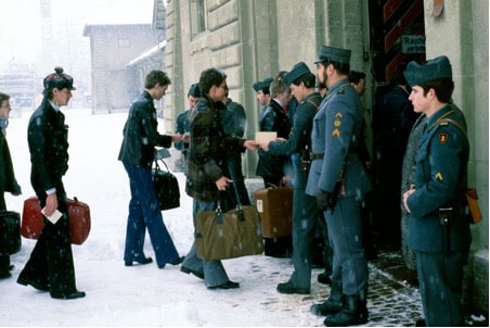 Alcune reclute entrano in servizio per la scuola reclute invernale, anni '80. (© Historische Mediathek VBS)