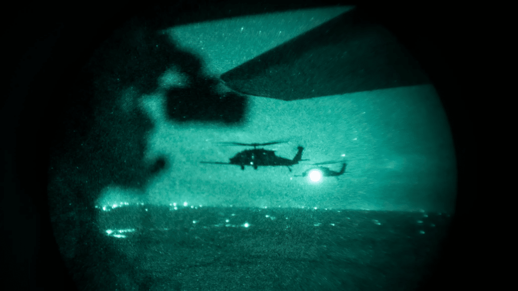 Un MH-60M Black Hawk dell'esercito americano durante un'esercitazione nei pressi di Hurlburt Field, Florida. (Foto dell'aeronautica militare scattata dall'aviere di prima classe Isabel Tanner)