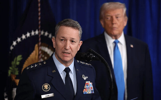 Il presidente dello Stato maggiore congiunto degli Stati Uniti Dan Caine durante la conferenza stampa assieme al Presidente Donald Trump al club Mar-a-Lago il 3 gennaio 2026 a Palm Beach, Florida.