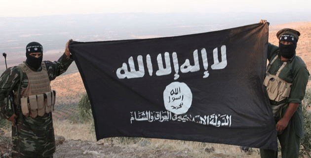 Miliziani espongono una bandiera dell'IS.