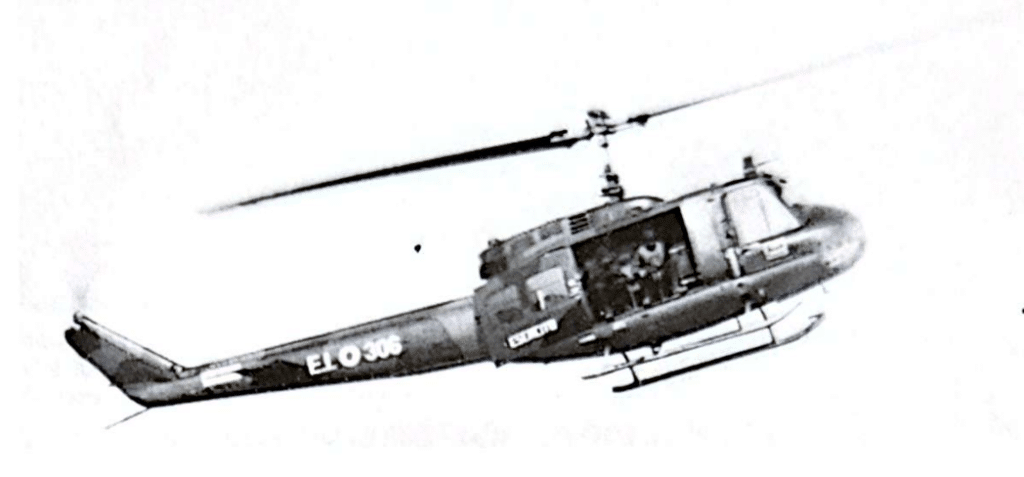Un elicottero Agusto-Bell 205 partecipa a manovre di guerra urbana. Versione dell'UH-1D-H costruito su licenza, è potenziato da un motore T53-L-13 con una velocità massima di 122 nodi (222 km/h) , ed è impiegato come trasporto truppe, per l'evacuazione di feriti e trasporto tattico.