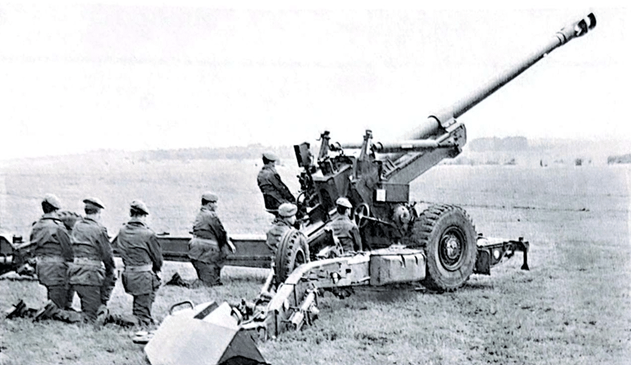 Un obice FH 70 da 155 mm, sviluppato congiuntamente dall'Italia, dalla Germania e dalla Gran Bretagna. L'obice pesa 7.800 kg e lancia proiettili HE, bombe fumogene e razzi luminosi a una gittata massima di 24.000 m. Esso ha un ritmo di fuoco di sei colpi/min. Proiettili con booster aumenteranno la portata fino a 20.000 m.