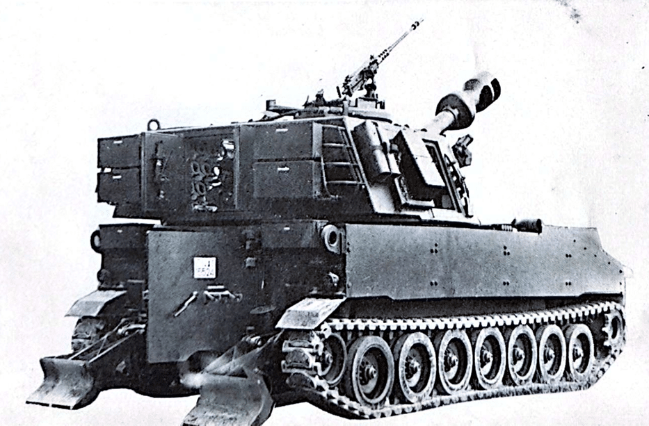 Il semovente M-109 da 155/23 mm. La sua produzione per l'Esercito Italiano è adesso completa. I veicoli sono stati importati dagli Stati Uniti e mandati all'OTO Melara per l'allestimento. L'M-109 ha un ritmo di fuoco di 45 colpi all'ora, con una portata massima di 14.600 m e lancia proiettili nucleari tattici, proiettili HE, bombe fumogene, razzi luminosi, proiettili chimici e a frammentazione.