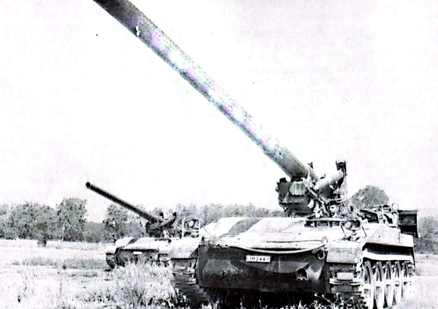 Il semovente americano M-107 da 155 mm è in servizio con l'Esercito Italiano. Il cannone spara proiettili HE o chimici, e ha un ritmo di fuoco di 30 colpi all'ora e una portata massima di 32.700 m. Esso ha un equipaggio di 5 uomini, più eventuale squadra di supporto d ulteriorii 8 uomini su veicolo separato.