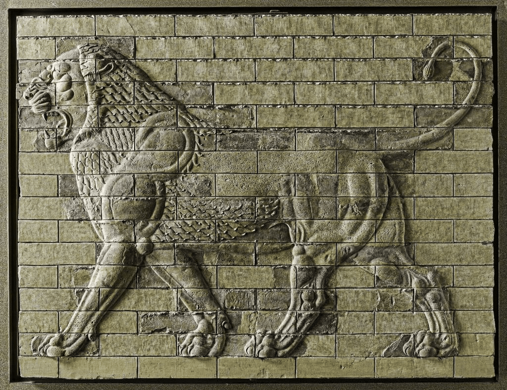 Pannello del fregio del leone dal palazzo di Dario I (522-486 a.C.), palazzo Apadana di Dario a Susa, Iran, Museo del Louvre, Parigi.