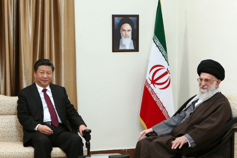 Il Presidente della Repubblica Popolare cinese, Xi Jinping, a colloquio, il 23 gennaio 2026, con l'allora ayatollah iraniano Ali Hosseini Khamenei (quest'ultimo deceduto a seguito di attacco congiunto USA - Israele in data 28 febbraio 2026).