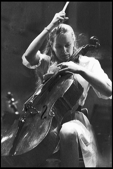 Jacqueline du Prè intenta a suonare lo Stradivari “Davidov”.