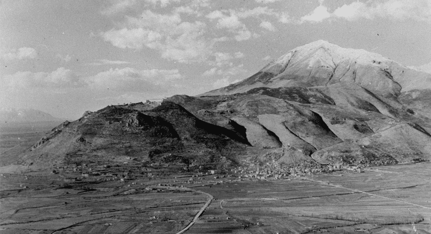 La città di Cassino e il massiccio di Monte Cassino, sullo sfondo Monte Cairo.