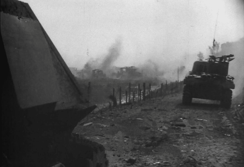 Carri Sherman americani in combattimento presso la periferia Nord di Cassino.