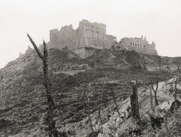 I resti dell’Abbazia di Montecassino dopo la Quarta Battaglia.