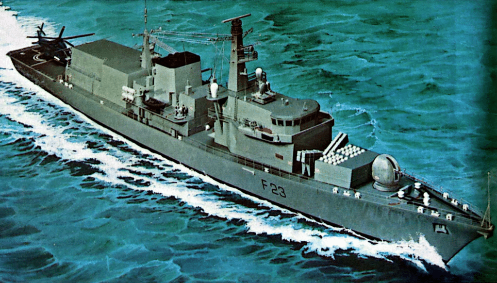 Un disegno della nuova fregata Type 23 della Royal Navy. Il disclocamento sarà tra 3.000 e 3.500 t e l'armamento comprenderà un cannone da 114 mm, missili SEA WOLF e SSM. La Type 23 avrà una velocità massima di 28 nodi e sarà potenziata da una propulsione tipo CODLAG - Combined Diesel Electric and Gas.