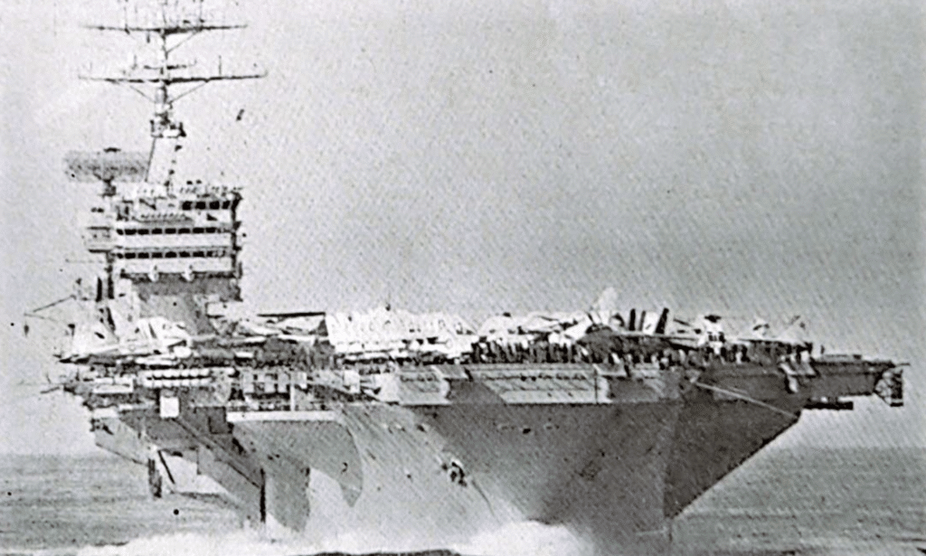 Veduta di sinistra dell'USS NIMITZ (CNV 68). La NIMITZ imbarca tre lanciatori per missili superficie-aria SEA SPARROW per la difesa di punto e tre PHALANX CIWS da 20 mm.