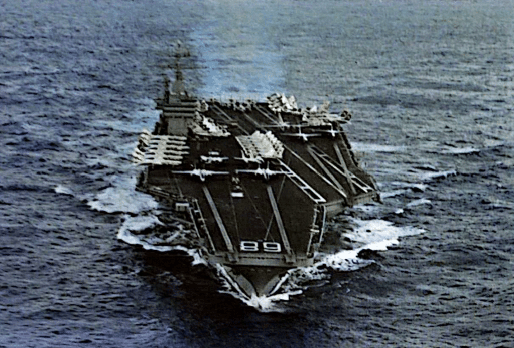 Altra veduta prodiera dell'USS NIMITZ.