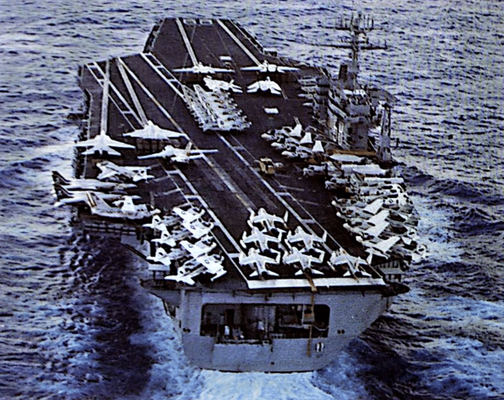 Veduta poppiera dell'USS NIMITZ: con un dislocamento a secco di 93.405t, il suo carburante nucleare permette un'autonomia di 1,6 milioni di miglia senza rifornimento.