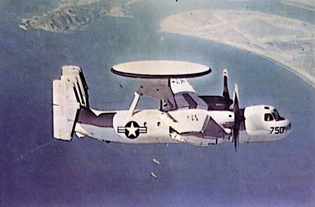 Un Grumman E-2B HAWKEYE AEW, componente tipico della flotta di velivoli imbarcati sull'USS NIMITZ.