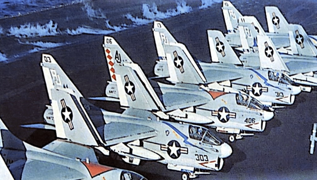 Aerei d'attacco Vaught A-7E CORSAIR II, altri componenti tipici della flotta di velivoli imbarcati sulla USS NIMITZ.