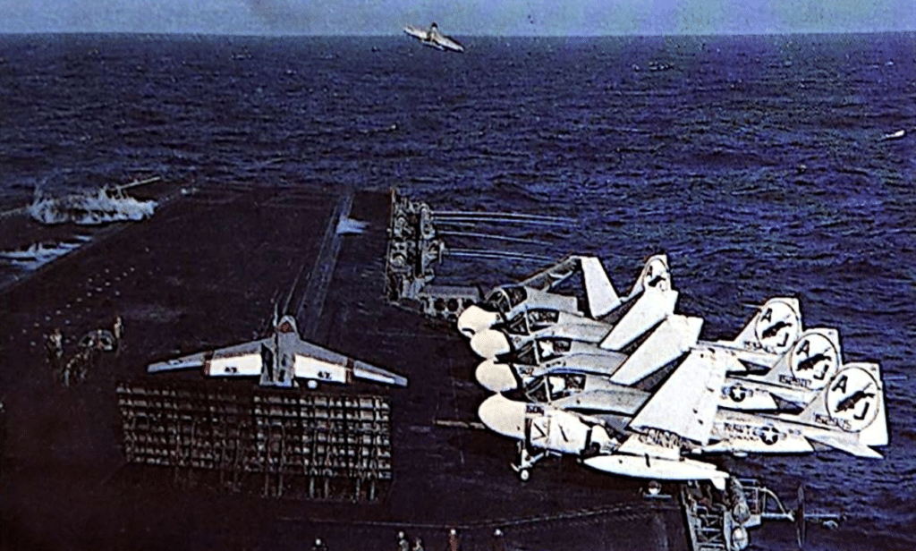 Aerei d'attacco ognitempo Grumman A-6E INTRUDER, ulteriori componenti tipici della flotta di velivoli imbarcati sulla USS NIMITZ.