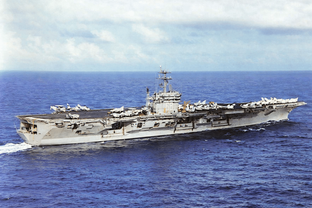 La USS NIMITZ in navigazione.