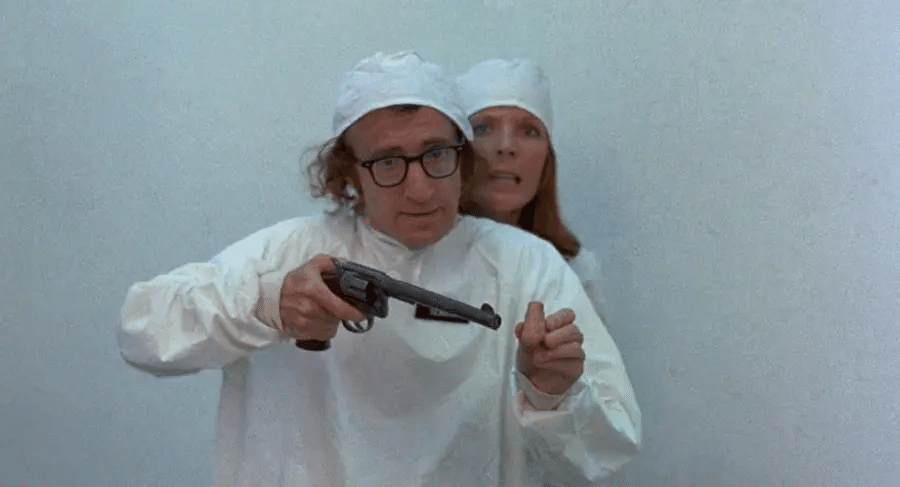 Una scena del film "Il Dormiglione" in cui il naso del Leader viene minacciato con una pistola.