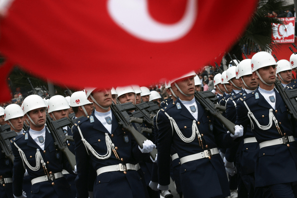 Forze Armate turche durante una parata.