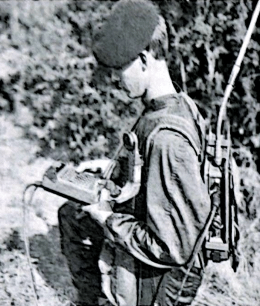 Il terminale campale di dati TRC 743, associato con il ricetrasmettitore VHF-FM TRC 559.