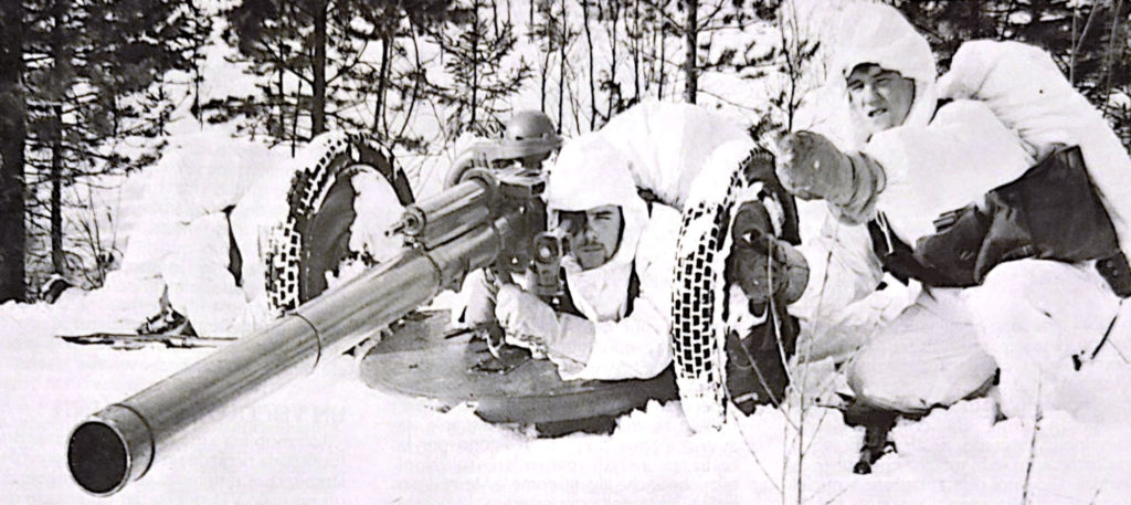 Un cannone senza rinculo Bofors da 90 mm, in servizio con l'Esercito Svedese. Questo cannone che pesa 260 kg, lancia un proiettile HEAT e può essere montato su una slitta per la guerra in montagna.