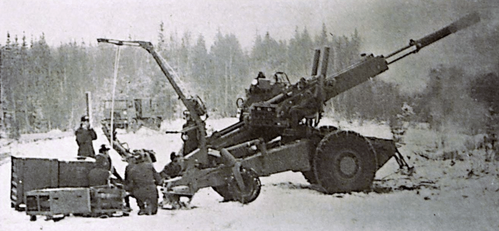 L'obice FH 77A da 155 mm in servizio con l'Esercito Svedese. Con un raggio massimo di 22.000 m, questi pezzi d'artiglieria forniscono un supporto effettivo di fuoco da fondovalle per le truppe di montagna.