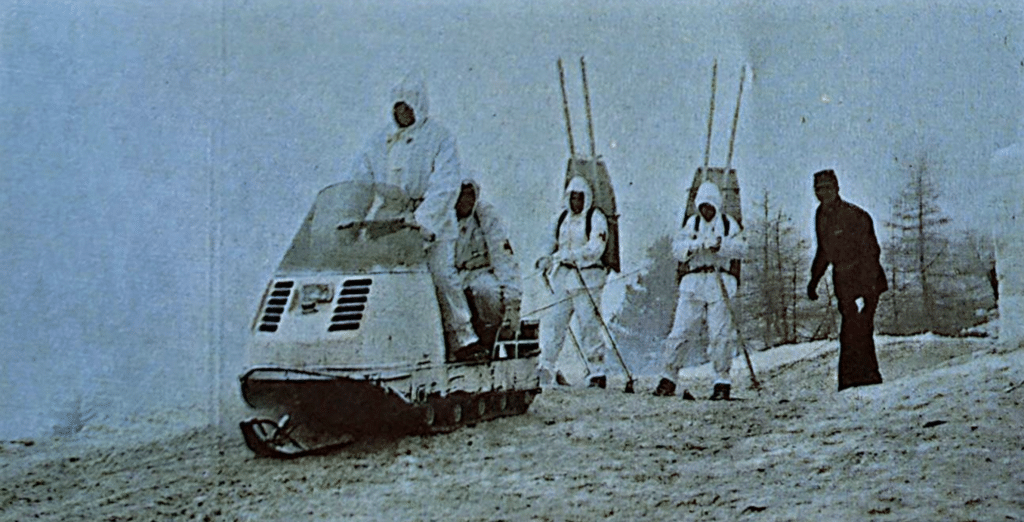 Un modo originale di trasporto in montagna: uno scooter da neve montato su sci è un ottimo mezzo di mobilità per le truppe.