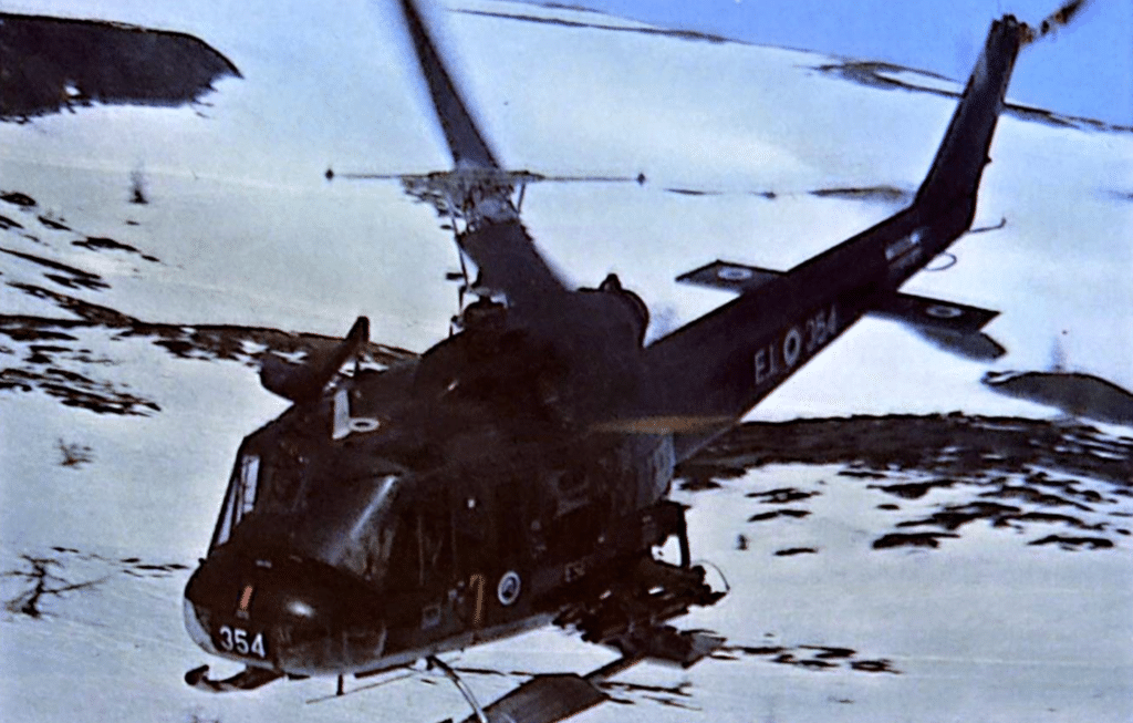 Un Augusta-Bell 205, un classico elicottero da trasporto truppe, qui equipaggiato con gli sci per operazioni montane. L'elicottero può imbarcare 13-14 soldati e ha un raggio di 580 km, con serbatoi standard.