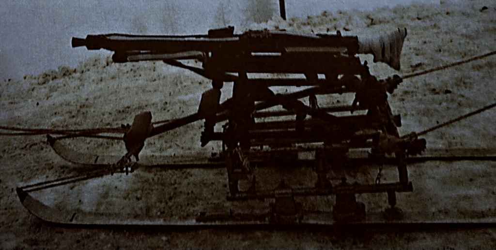 Anche le armi devono essere equipaggiate con sci in zone di forti nevicate. Qui una mitragliatrice multiuso MG-1 da 7.62 mm dell'Esercito Italiano, utilizzata dagli Alpini.