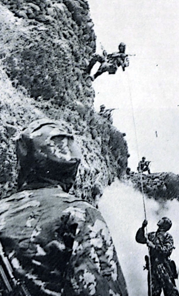 Truppe aviostrasportate sovietiche armate con fucili d'assalto AKMS s'addestrano per la guerra in montagna. Qualunque attività bellica in Europa richiederebbe il combattimento montano.