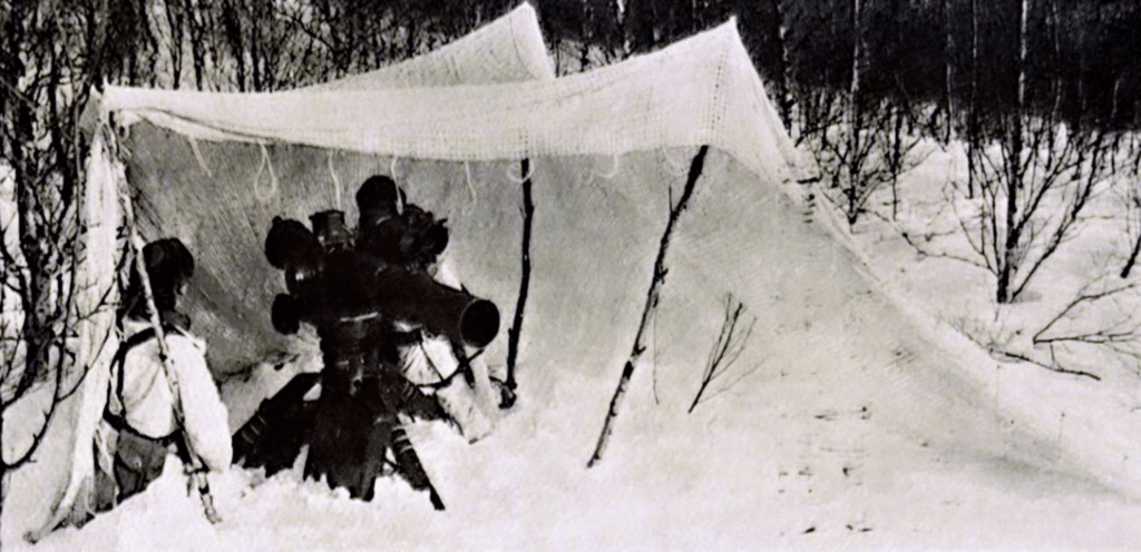 L'avvento di armi di alta tecnologia, oggi dovunque disponibili, ha dato alle truppe di montagna una potenza di fuoco mai avuta in precedenza: in questa foto, truppe mimetizzate nella neve con un lancia missili TOW controcarro.
