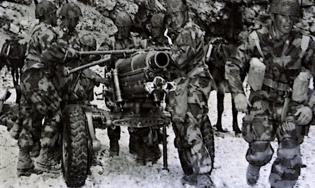 Alpini italiani smontano un obice 105/14, Modello 56. Questo cannone ha un ritmo di fuoco di 8 colpi / min con una velocità iniziale di 420 m/s.