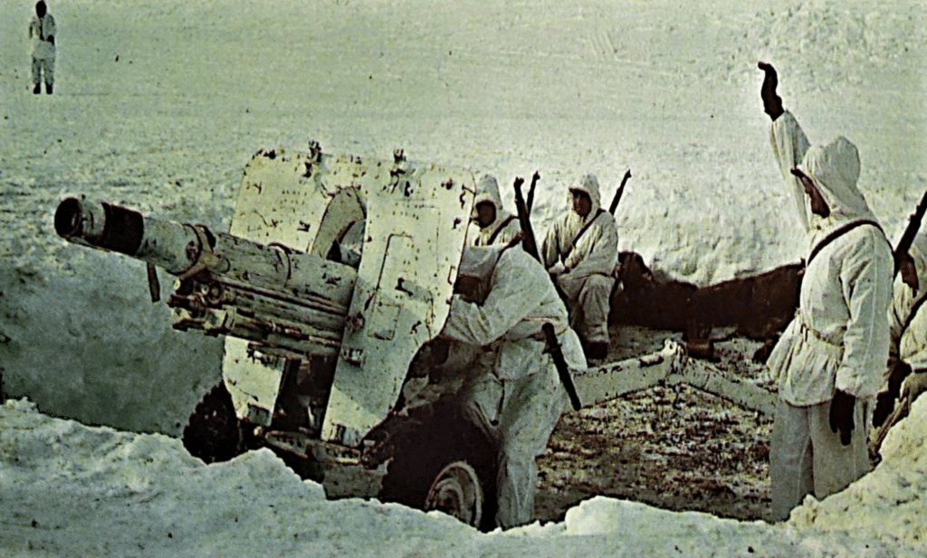 Soldati norvegesi con fucili M1 GARAND prendono posto vicino a dun pezzo d'artiglieria nella neve. L'arma è il famoso obice smontabile, 105-14 Modello 56.