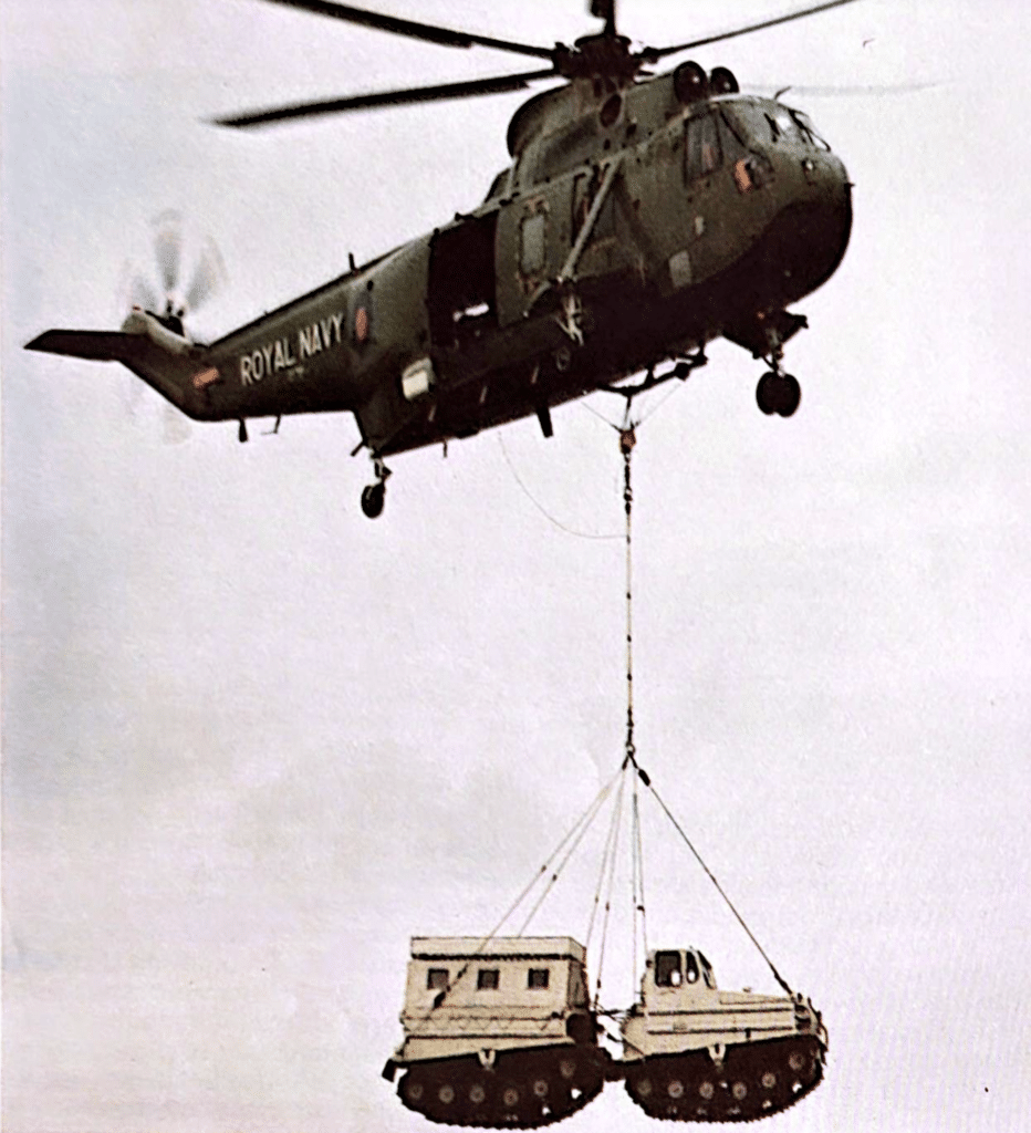 Un Westland SEA KING HU-5 solleva un veicolo utility BV-206 del Royal Marines. La mobilità dell'elicottero è un ingrediente essenziale nella guerra moderna in montagna.