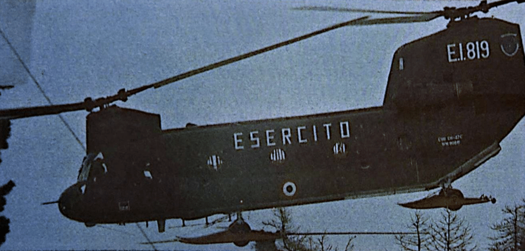 Un CHINOOK CH-47C dell'Elicotteri Meridionali (Boeing Vertol), costruito in Italia per l'Aviazione dell'Esercito Italiano, equipaggiato per operare in montagna. Tali elicotteri pesanti sono cavalli da lavoro inestimabili in montagna.