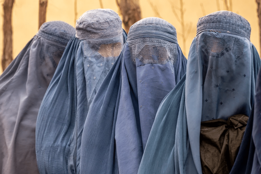 Donne che indossano il burqa.