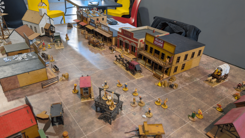 StoriCon 2026: un'altro tavolo preparato per un gioco ambientato nel Far West.