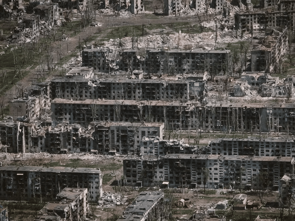 Lo scenario spettrale di Bakhmut, teatro di una delle più lunghe e sanguinose battaglie della guerra russo-ucraina.