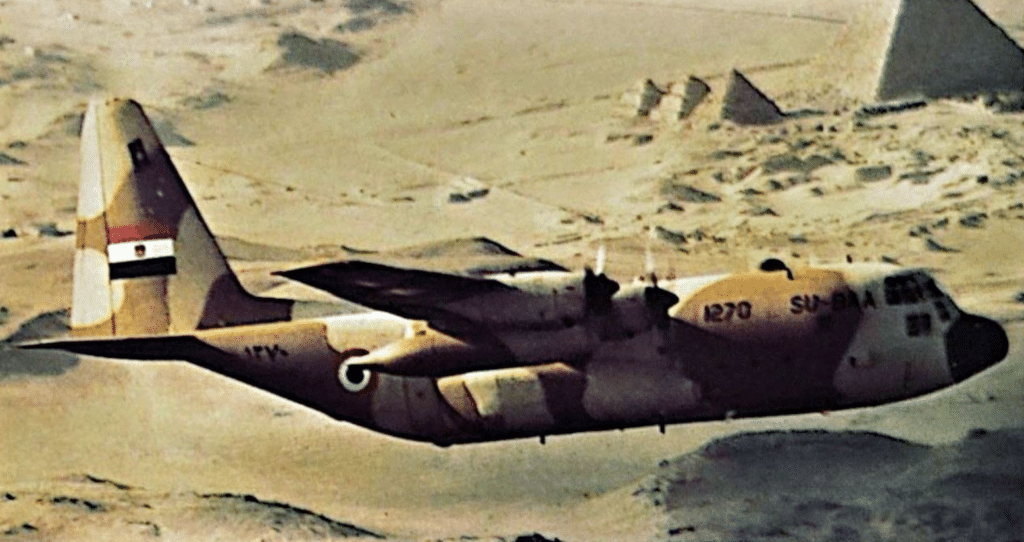 
Un HERCULES C-130H dell'Aviazione egiziana, un aereo classico, che in un certo senso simboleggia tutti gli aerei da trasporto tattico. L'Aviazione egiziana ne ha 27 in servizio ed altri 6 sono stati ordinati.