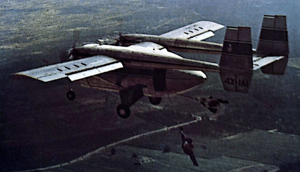Paracadutisti israeliani mentre saltano da un AN 201 ARAVA, aereo da trasporto leggero STOL. L'ARAVA è idoneo per il decollo e l'atterraggio da posizioni avanzate e può accompagnare colonne corazzate veloci nell'evacuazione di feriti, ecc., come avviene con l'Esercito Israeliano.